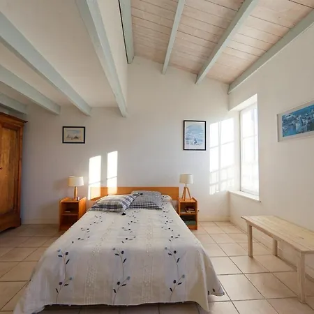 022 Le Petit Clos Villa